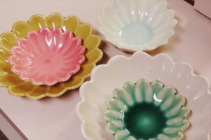 重ねた輪花皿の写真