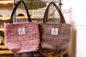 手織りのミニバッグの写真