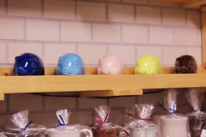 五匹ならんだブタの貯金箱の写真