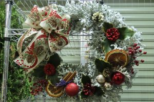 シロタエギクがメインのリースの写真