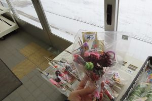 正月飾りの部材の写真。ちいさな扇谷、干支の金プレート、飾りひもなどが入っています。