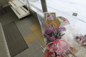 部材の写真その２．入っている飾りひもの色が違っていたり、松ぼっくりの数が違うのを見てもらうための比較写真です