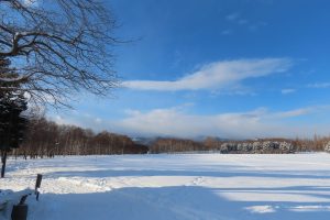 芝日広場から手稲山に向かっての雪原の写真