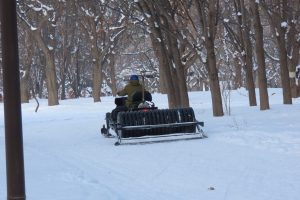 スノーモービルでローラーを引いている写真