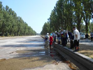 作業の説明を受けるボランティアの様子