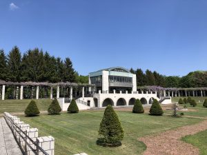 展望ラウンジと藤棚