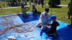 ふじづるリース編みの様子