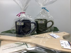 コーヒーカップと木ヘラ