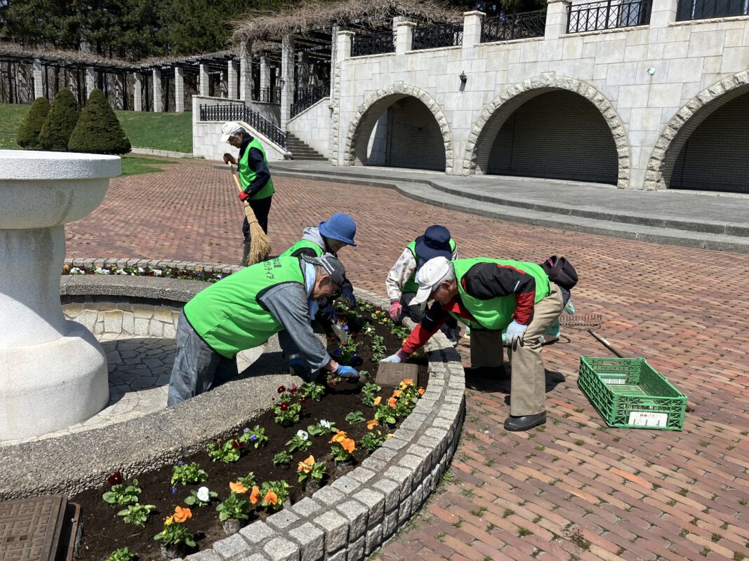 「ボランティア活動を行いました！園内開花情報」の画像