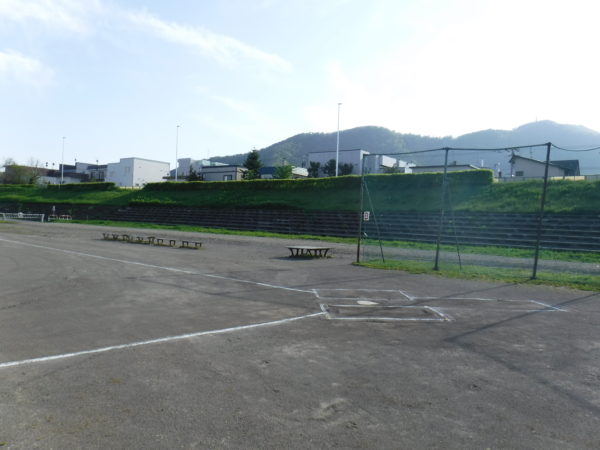 バックネットと整備されたラインの引かれた球場