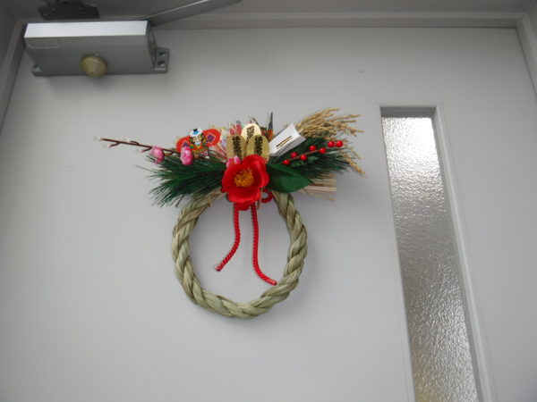 管理事務所入口ドアに飾られた正月飾り