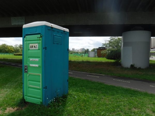 豊平川緑地河川敷に設置された簡易トイレ