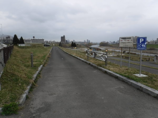 南30条徒渉池上駐車場入口