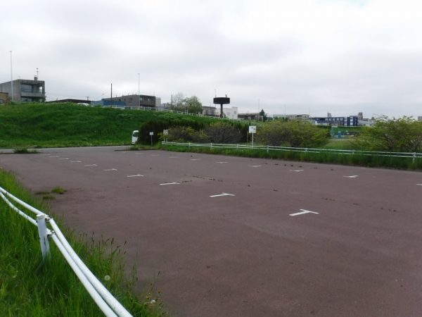 22条野球場テニスコート駐車場