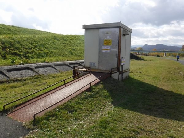 豊平川緑地　右岸No.3　身障者用トイレ　全景