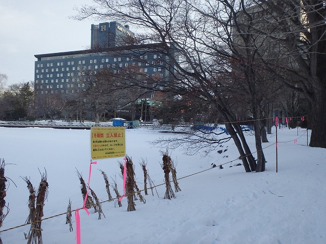 外周をロープで囲った菖蒲池