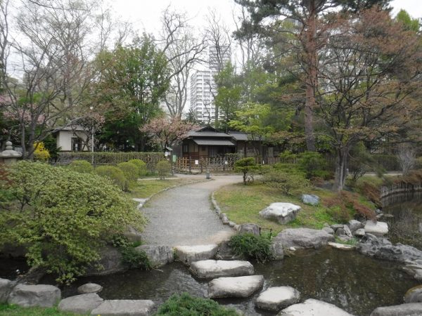 園路先にたたずむ、遠目から撮影した八窓庵