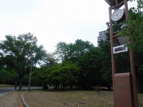 24℃、九時半を指す時計付き外気温計