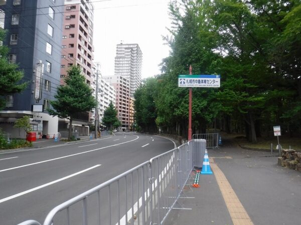 歩道と車道の間に侵入防止策の設置されている豊水通り