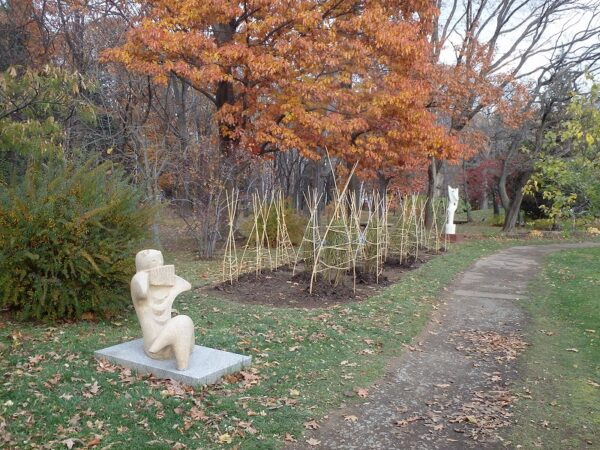 モニュメントと竹囲いを終えたバラ花壇