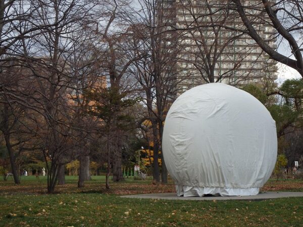 モニュメントに布を被せた様子