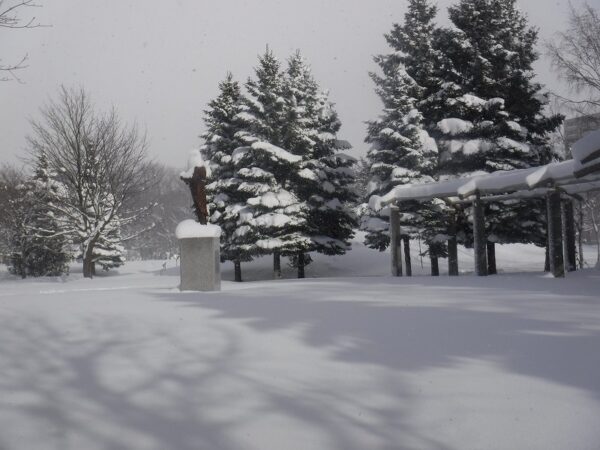 雪ですっぽり顔の覆われたバーンスタイン像