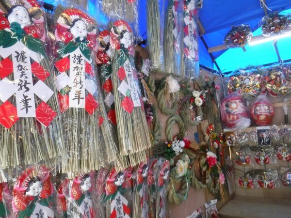 店内に壁にズラリと展示販売されている正月飾り