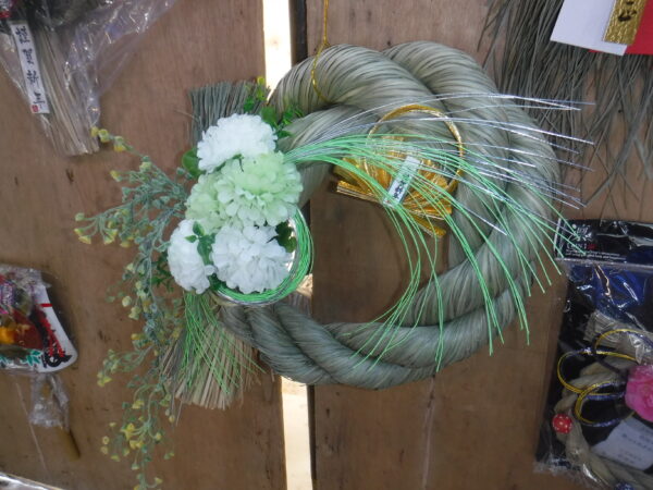 淡いライムグリーン色の花があしらわれた、しめ縄