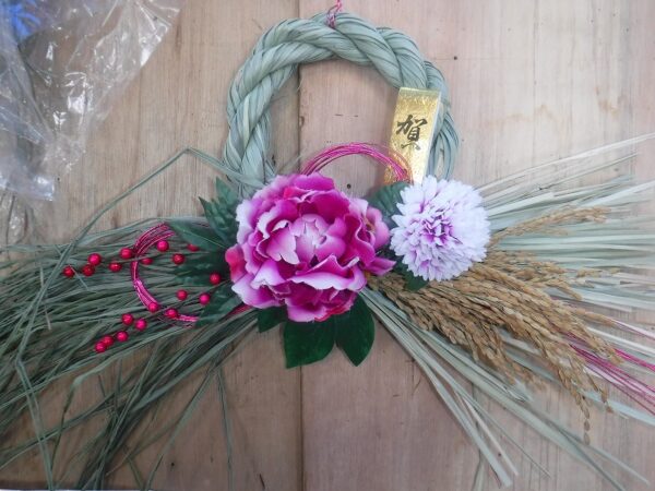 ピンク色のお花があしらわれた、しめ縄