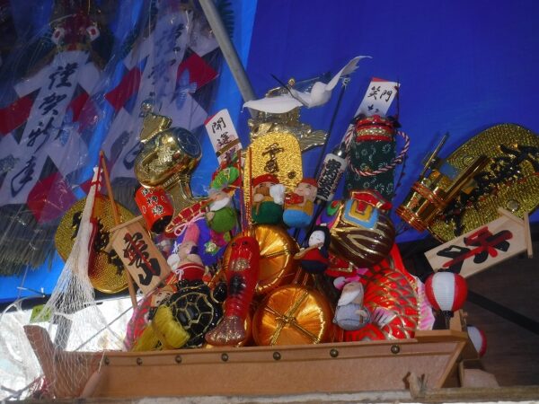 沢山の装飾がついた宝船型の正月飾り