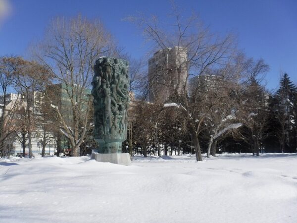 彫刻「森の歌」