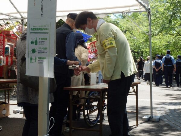 テント下で検温・消毒し入場する様子