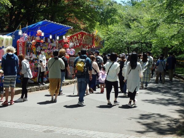 露店へ向かう人達