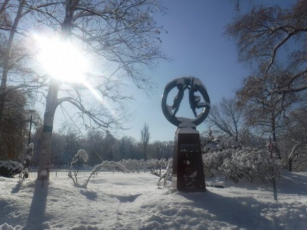 彫刻「のびゆく子等」