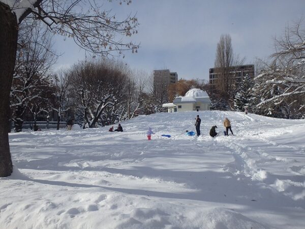 雪遊びをする子供達