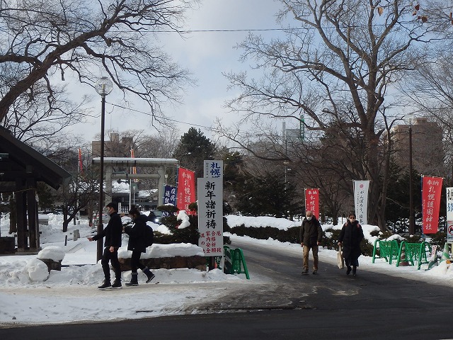 初詣に護国神社を訪れる参拝客