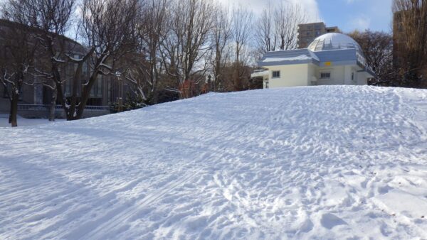 天文台そばのソリの跡