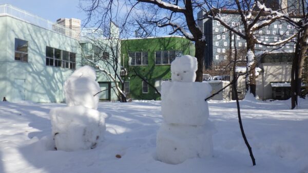 児童会館裏の雪像