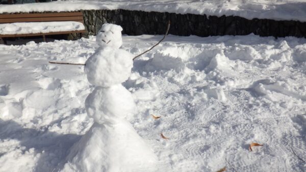 菖蒲池前の小さな雪像