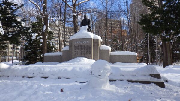 木下成太郎像とアンパンマン似の雪像