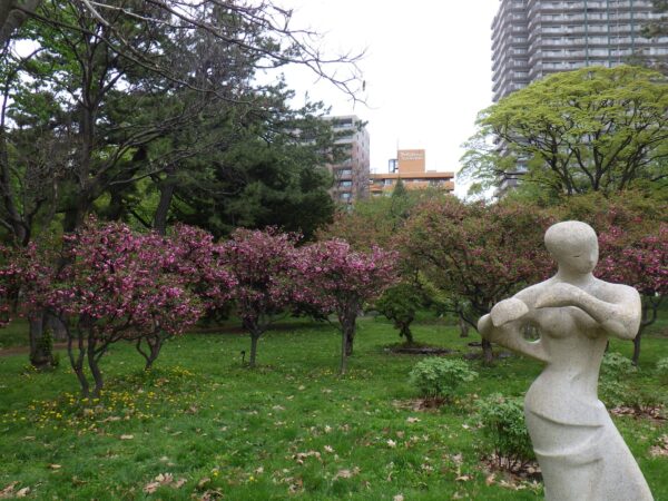 彫刻とハナカイドウ