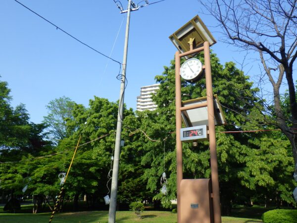 園内の時計と温度計