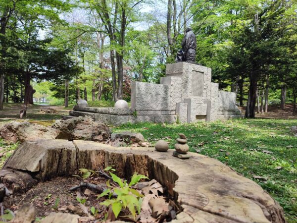 後ろから石を投げるのは反則です