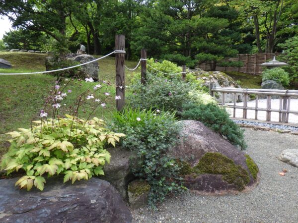 水琴窟の横から