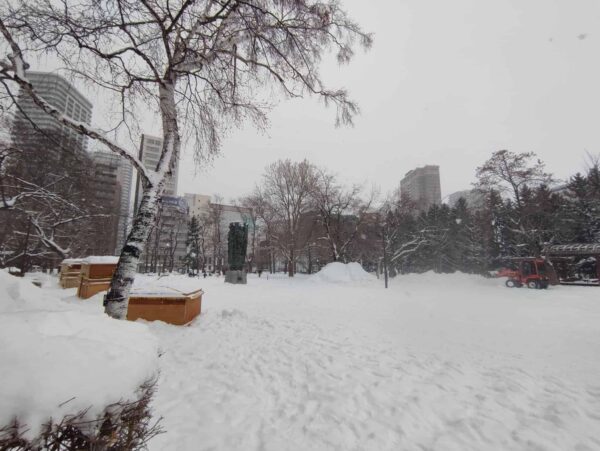 20日。ツインズの作り上げた木枠の中に雪が詰め込まれる。