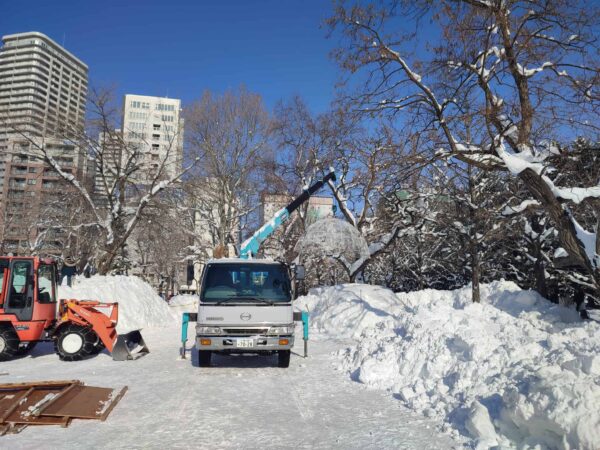 28日。スケスケのヘルメット登場。