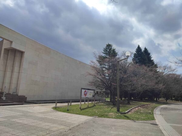 文学館側の園路には