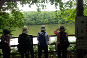 水鳥を観察する参加者の皆さん