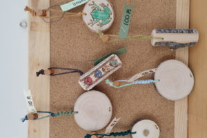 木の輪切りストラップと木の棒ストラップ