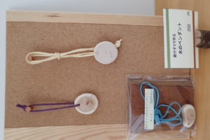 紙やすりで作る木のペンダント